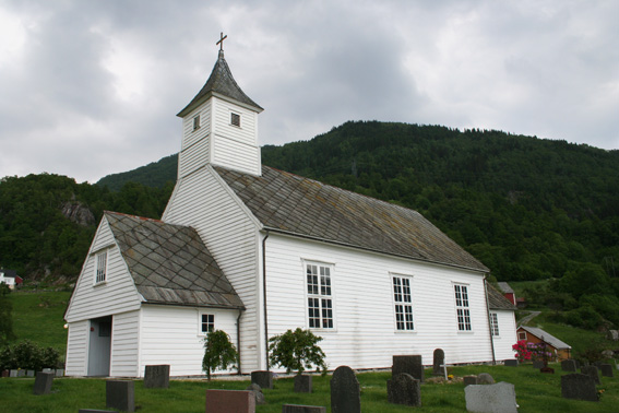 Fil:Åkra kyrkje, Kvinnherad Fasade 2.jpg