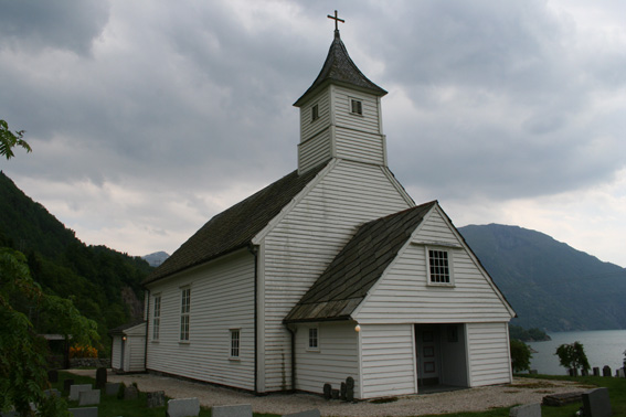 Fil:Åkra kyrkje, Kvinnherad Fasade 5.jpg