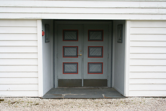 Fil:Åkra kyrkje, Kvinnherad Hovedinngang.jpg