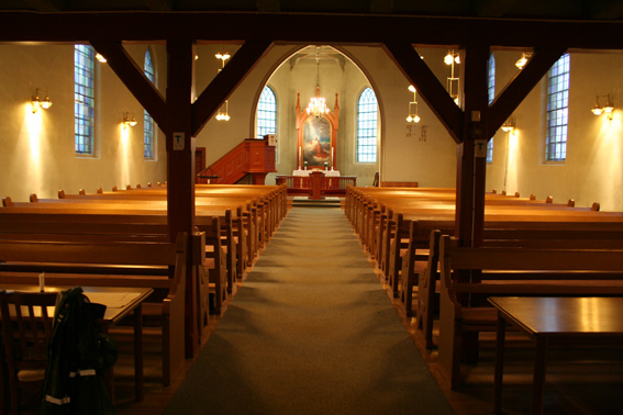 Fil:Årnes kirke Kirkerommet fra bakdør.jpg