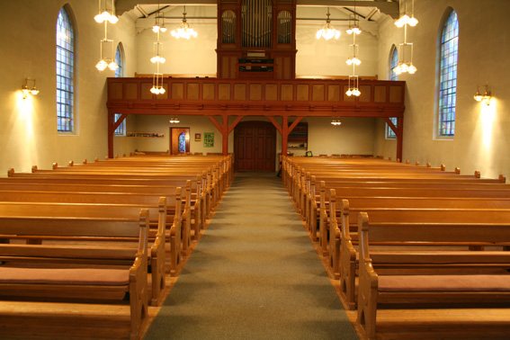 Fil:Årnes kirke Kirkerommet fra kor.jpg