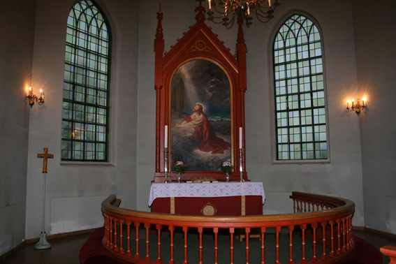 Fil:Årnes kirke Koret med alterparti.jpg