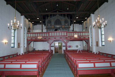 Fil:Ås kirke, Ås Kirkerommet sett fra kor.jpg