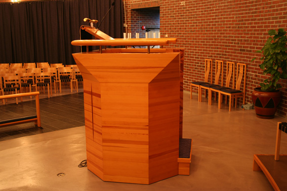 Fil:Åsane kirke Prekestol 2.jpg