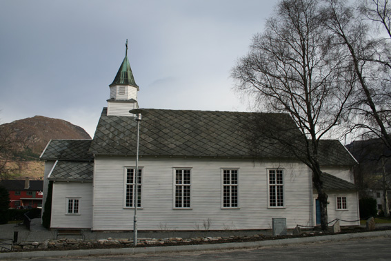 Fil:Ølen kyrkje Fasade 2.jpg