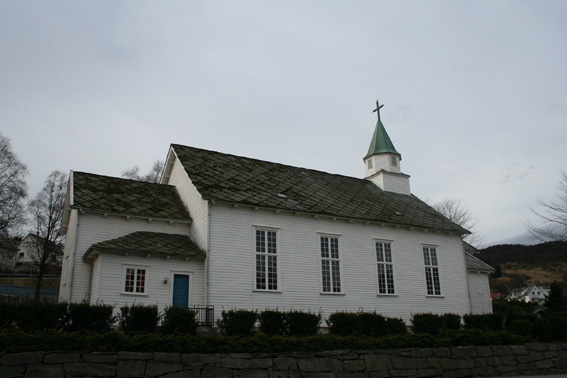 Fil:Ølen kyrkje Fasade 4.jpg