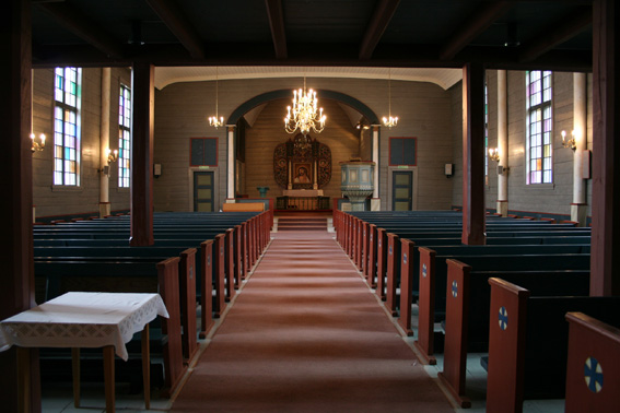 Fil:Ølen kyrkje Kirkerommet fremre.jpg