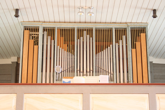 Fil:Ølen kyrkje Orgelet 2.jpg