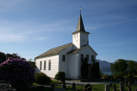 Fil:Ølve kyrkje Fasade 1.jpg