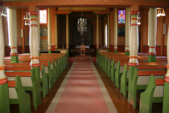 Fil:Ølve kyrkje Kirkerom fremre.jpg