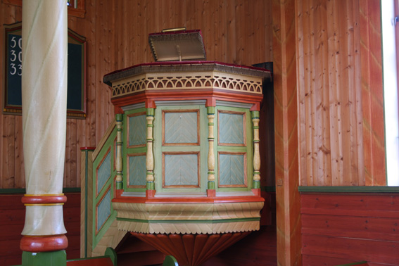 Fil:Ølve kyrkje Prekestol 2.jpg