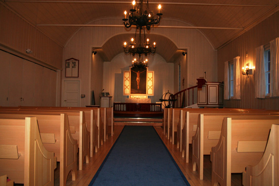 Fil:Ørje kirke Kirkerommet fremre.jpg