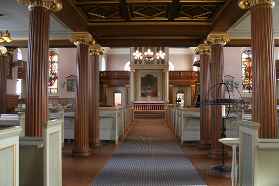 Fil:Østre fredrikstad kirke Kirkerommet fremre.jpg