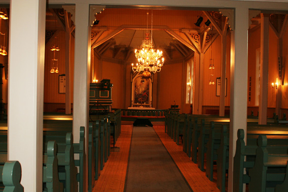 Fil:Øymark kirke Kirkerommet fremre.jpg