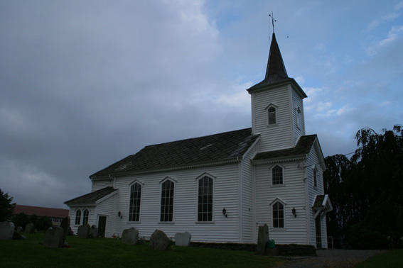 Fil:Alversund kyrkje Fasade 5.jpg