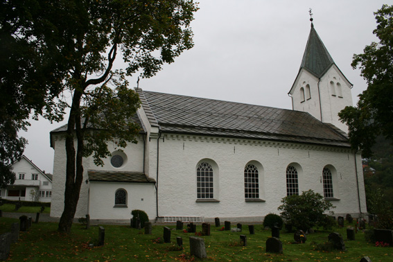 Fil:Arna kyrkje Fasade 3.jpg