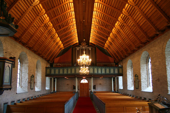 Fil:Arna kyrkje Kirkerom bakre.jpg