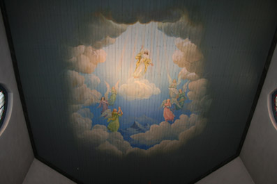 Fil:Asker kirke Himling over kor.jpg