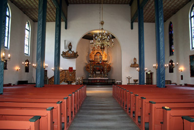 Fil:Asker kirke Kirkerommet sett fra bakdør.jpg