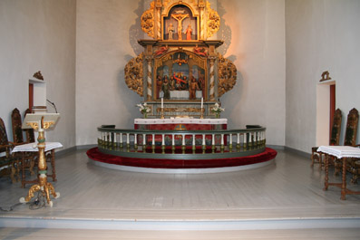 Fil:Asker kirke Koret med alterparti.jpg