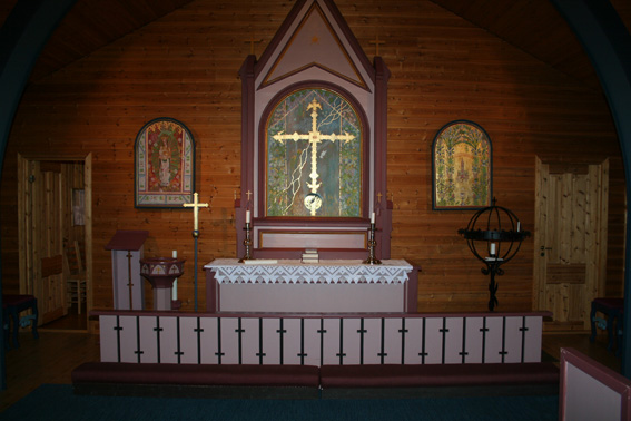 Fil:Auli kirke Koret med alterparti.jpg