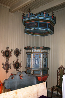 Fil:Aurskog kirke Gammel prekestol.jpg