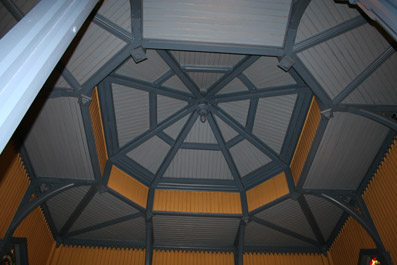 Fil:Aurskog kirke Himlinger over kor.jpg