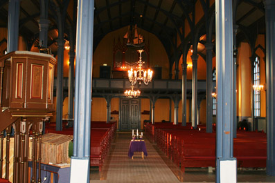 Fil:Aurskog kirke Kirkerommet bakre.jpg