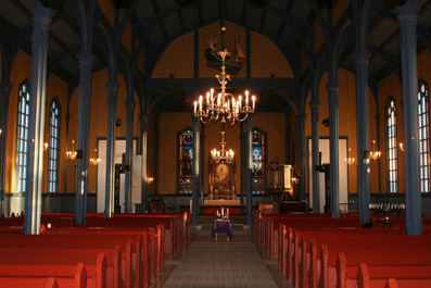 Fil:Aurskog kirke Kirkerommet fremre.jpg