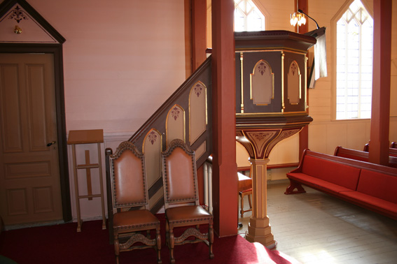 Fil:Austevoll kirke Prekestol 1.jpg