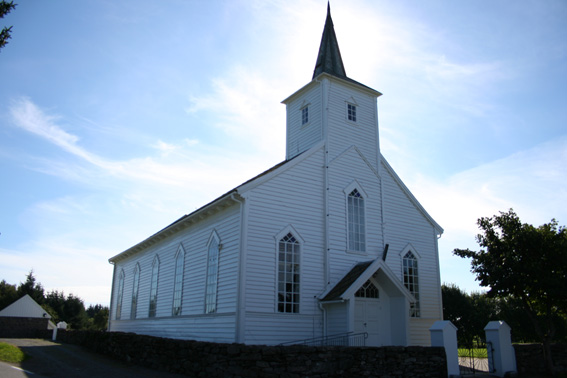 Fil:Austrheim kyrkje Fasade 3.jpg