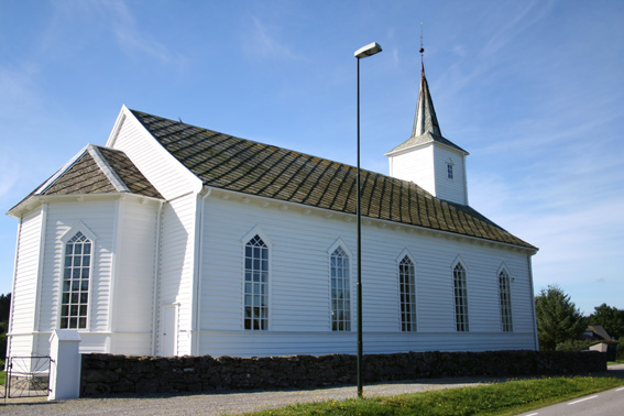 Fil:Austrheim kyrkje Fasade 4.jpg