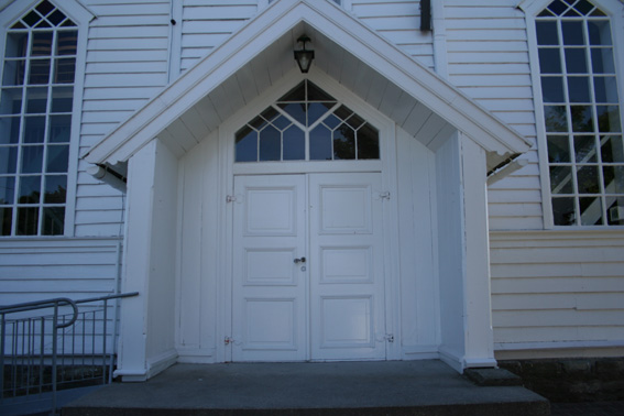 Fil:Austrheim kyrkje Hovedinngang.jpg