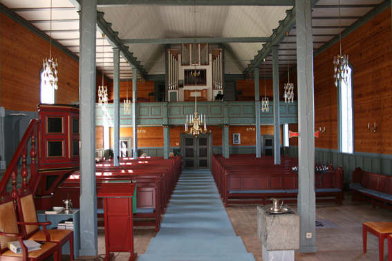 Fil:Austrheim kyrkje Kirkerom bakre.jpg