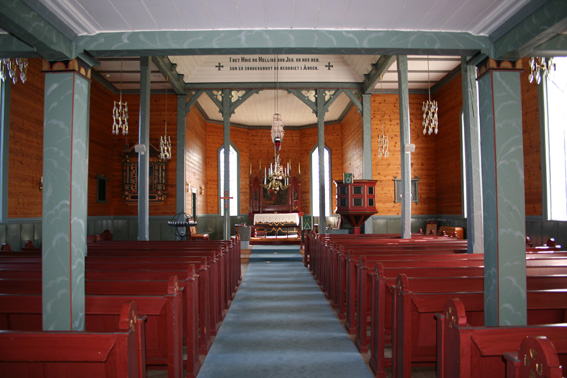 Fil:Austrheim kyrkje Kirkerom fremre.jpg