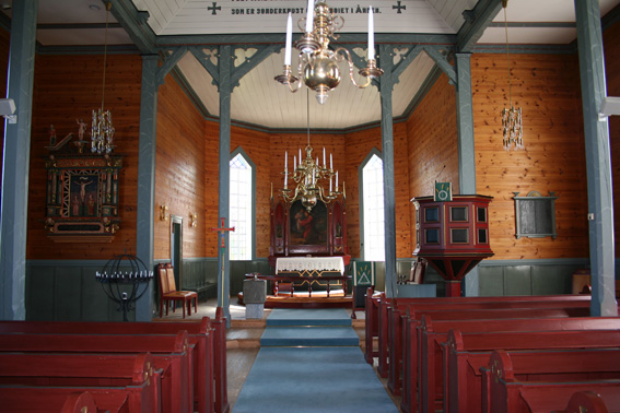 Fil:Austrheim kyrkje Koråpning.jpg