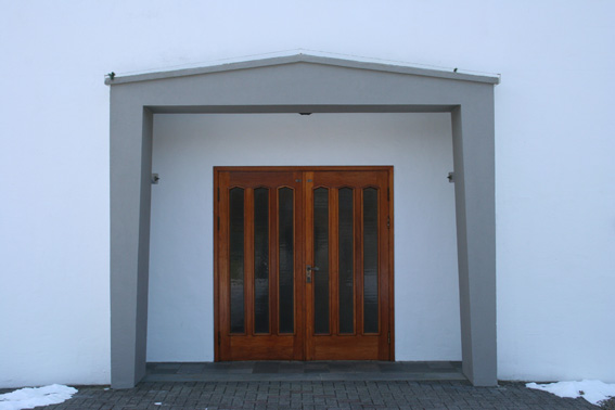 Fil:Bømlo kyrkje Hovedinngang.jpg