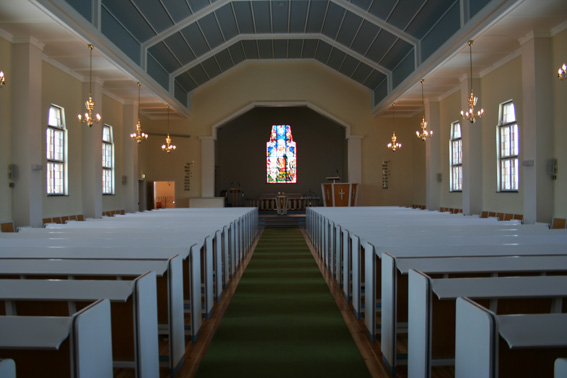 Fil:Bømlo kyrkje Kirkerom fremre.jpg