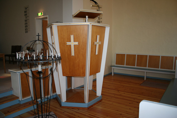 Fil:Bømlo kyrkje Prekestol 2.jpg