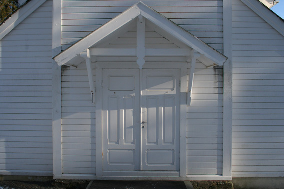 Fil:Bekkjarvik kyrkje Hovedinngang.jpg