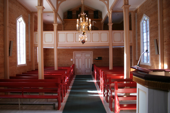 Fil:Bekkjarvik kyrkje Kirkerom bakre.jpg