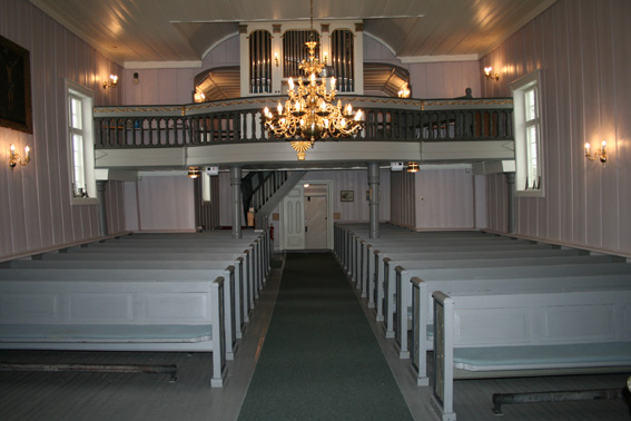 Fil:Bjørke kirke, Nannestad Kirkerommet sett fra kor.jpg