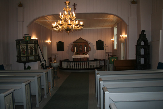 Fil:Bjørke kirke, Nannestad Kirkerommet sett fra under galleri.jpg