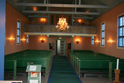 Fil:Bjørkelangen kirke Kirkerommet bakre.jpg