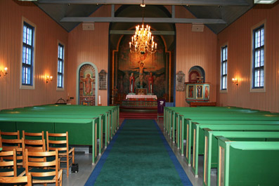 Fil:Bjørkelangen kirke Kirkerommet fremre.jpg