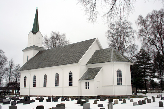Fil:Blaker kirke Fasade 2.jpg