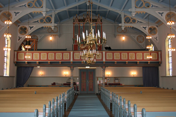 Fil:Blaker kirke Kirkerommet sett fra kor.jpg