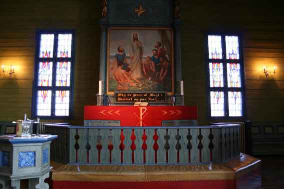 Fil:Blomvåg kyrkje Alterparti.jpg