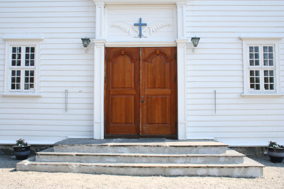 Fil:Blomvåg kyrkje Hovedinngang.jpg