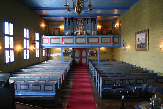 Fil:Blomvåg kyrkje Kirkerom bakre.jpg